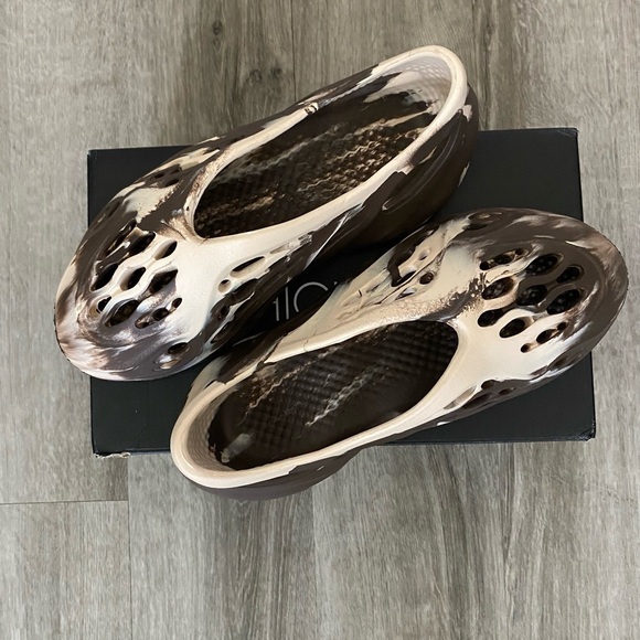 Fashion Nova unisex slides - Picture 2 of 5